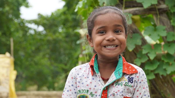 Bu kız çok çekici bir görünüş ve tatlı bir gülümseme.