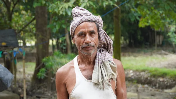 Yaşlı bir adam tarlayı gözetliyordu.