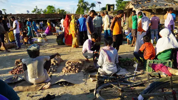 Pazar kalabalıktır.
