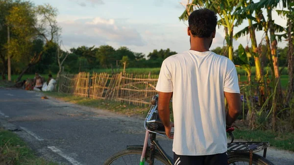 Bisiklet resimli Hintli genç adam