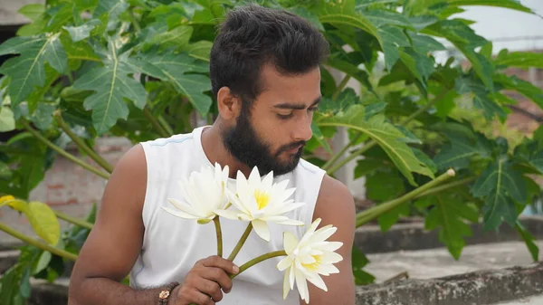 Ein Mann Mit Weißen Blumen — Stockfoto
