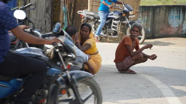 Zavallı adam oturuyor ve otobüs bekliyor.
