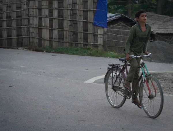 Bisikletli çocuk yolda bisiklet emniyeti.