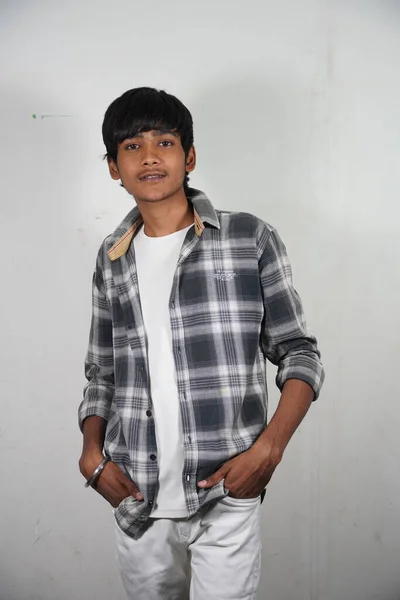 Indischer Junge Lächelnd Bild Auf Weißem Hintergrund — Stockfoto