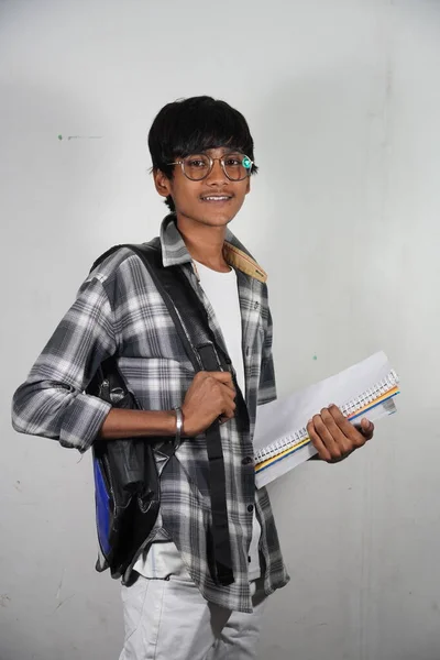 Mahasiswa India Dengan Buku Dan Tas Untuk Mahasiswa — Stok Foto