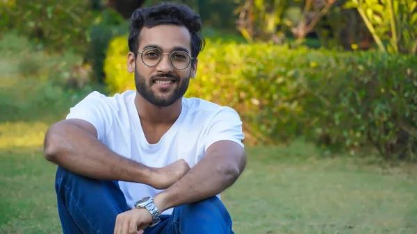 Indiana Jovem Bonito Homem Sentado Parque Tiro Livre — Fotografia de Stock