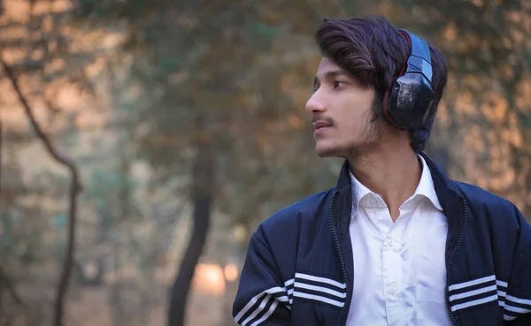 Jovem Homem Bonito Usando Fones Ouvido Ouvir Música Sentir Relaxar — Fotografia de Stock