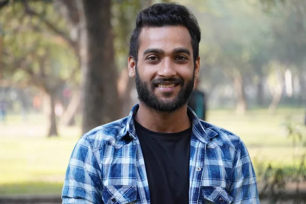 Genç Hintli öğrenci portresi