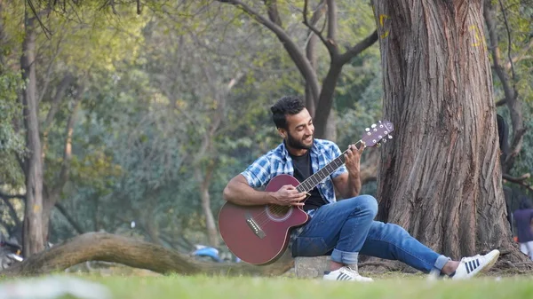 Fiatal Fiú Gitárjával Gitározik Parkban — Stock Fotó