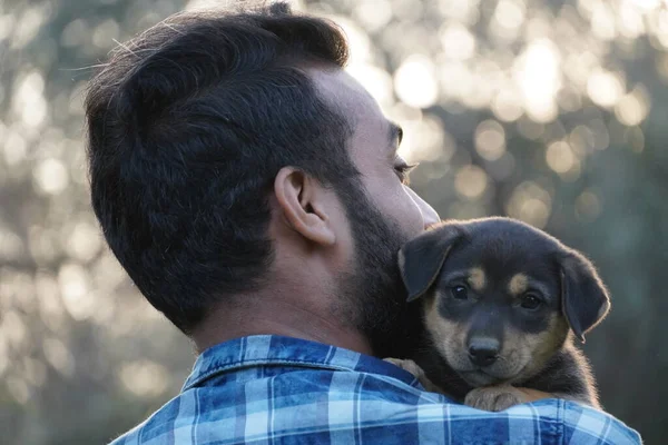 Parkta Sevimli Bir Köpeği Olan Genç Bir Çocuk — Stok fotoğraf