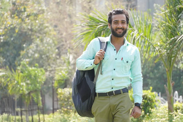 Estudante Universitário Com Sua Bolsa Livros Seu Campus — Fotografia de Stock