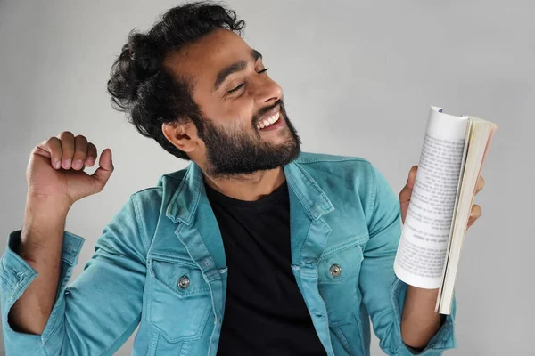 Kağıt, kalem ve kitaplara sahip beyaz geçmişi olan Asyalı bir adam.