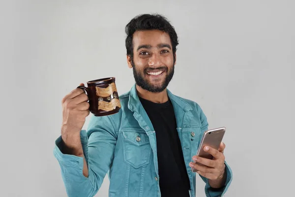 Homme Avec Une Tasse Café Mobile Regarder Des Nouvelles Sourire — Photo