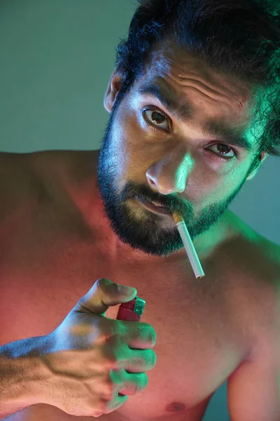 Homem Fumando Com Cigarro Isqueiro — Fotografia de Stock