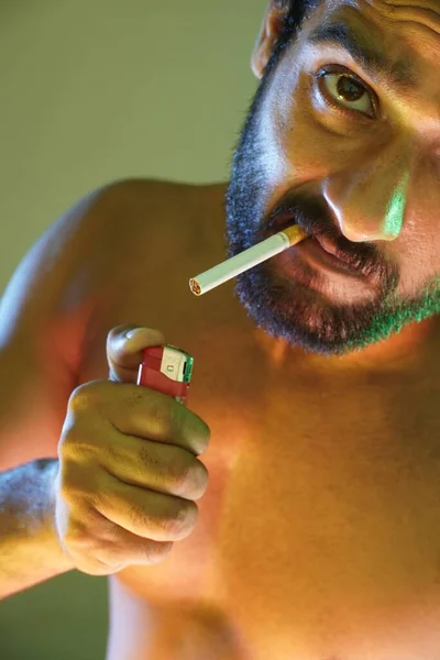 Homem Fumando Com Cigarro Isqueiro — Fotografia de Stock