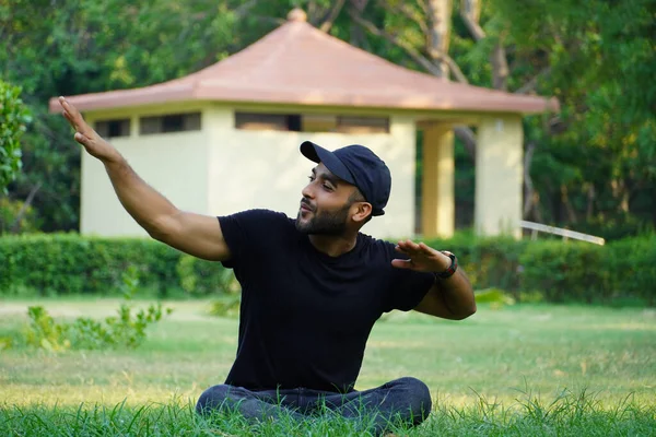 Görüntü uçurmaya çalışan bir adam