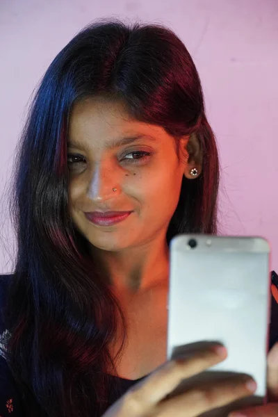 Een Aziatisch Meisje Het Nemen Van Selfie — Stockfoto