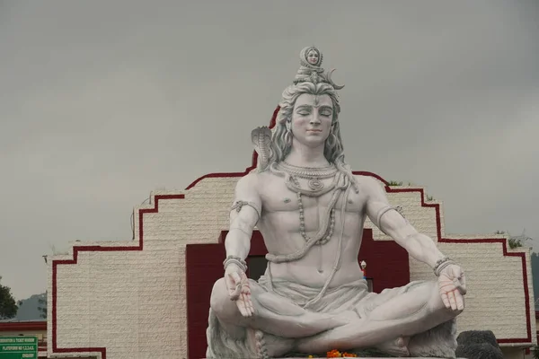 Scultura Del Dio Indù Shiva Seduta Meditazione Sul Fiume Gange — Foto Stock