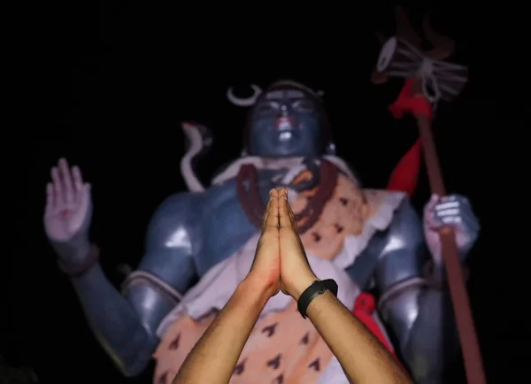 Man Doet Gebed Tot Lord Shiva Standbeeld Ganges Hardware Uttarakhand — Stockfoto