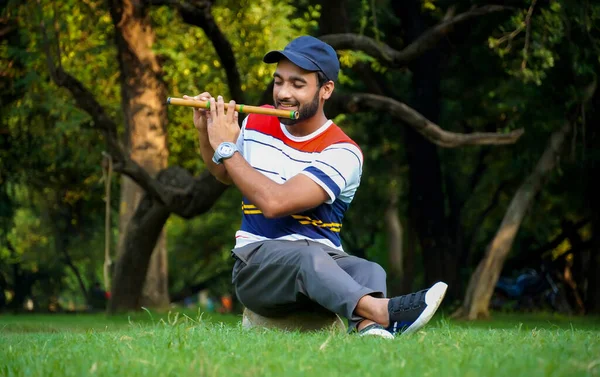 Hombre Tocando Flauta Hermoso Fondo — Foto de Stock