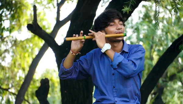 Tocando Flauta Bansuri Instrumento Sopro Indiano — Fotografia de Stock