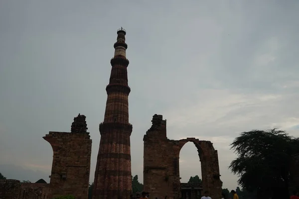 德里Qutub Minar Qutab Minar路图像 旅游图像 — 图库照片