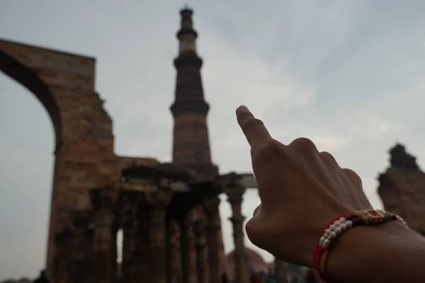Палець Показує Вид Qutub Minar Qutab Minar Road Зображення Подорожей — стокове фото