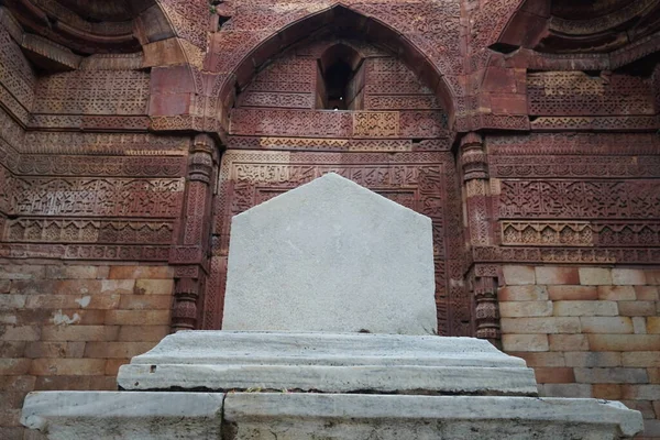 Qutub Minar四头蛇制造者的坟墓形象 — 图库照片