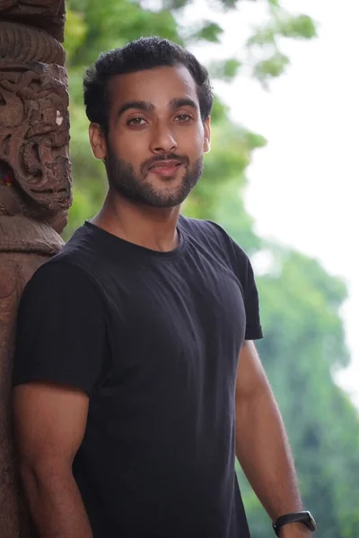 Индийский Молодой Красивый Мужчина Симпатичная Улыбка Лице Открытом Воздухе — стоковое фото