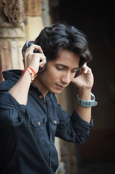 Індійський Молодий Красивий Хлопчик Слухає Пісню Навушниках Відкритому Повітрі — стокове фото