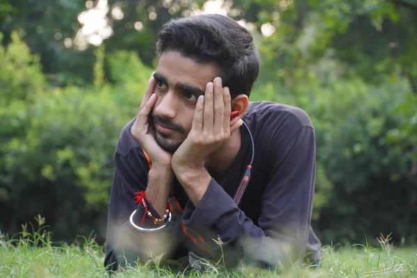 Portrait Jeune Homme Indien Pensé Dans Parc — Photo