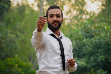 Kablosuz kulaklık takan bir adam. Cihaz aksesuarı. yeni teknoloji.