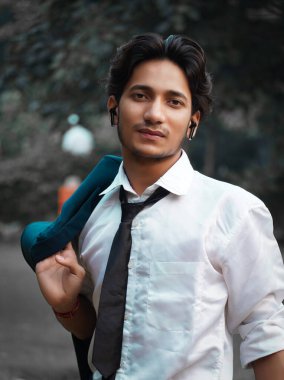 Yakışıklı bir patronun portresi