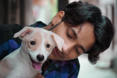 Genç yakışıklı adam köpek bakımı imajı