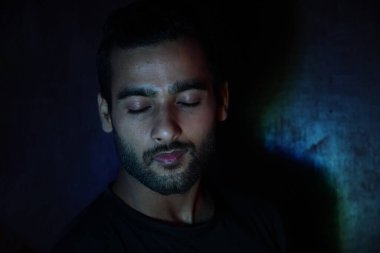 Sadece üzgün bir çocuk imajı.