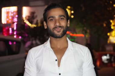 Güzel ışıkları olan genç bir adam.