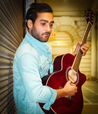 Gitar çalan bir adam