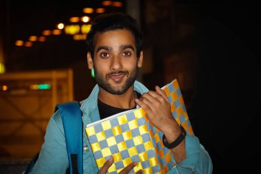 Genç bir çocuk gece kamera izliyor ve o bir öğrenci.