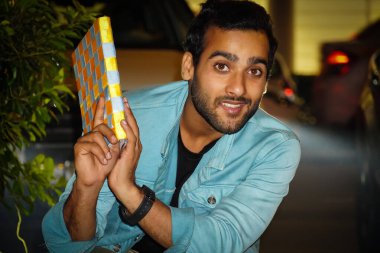 Kamerayı izleyen genç bir adamın güzel bir günlüğü var.