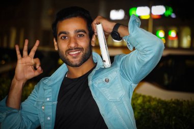 Genç bir üniversite öğrencisi kitap okuyor ve eleştiriyor. Bu en iyi kitap.