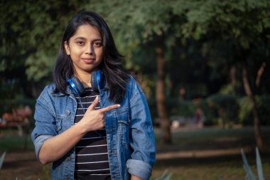 Resim üniversite öğrencisi bir şey gösteriyor.