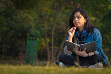 Üniversitede okuyan bir öğrenciyi düşünerek.