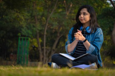 Üniversitede okuyan bir öğrenciyi düşünerek.