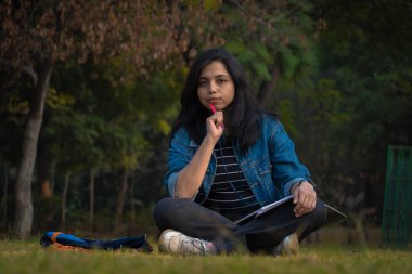 Kolej resimlerindeki kız HD