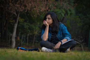 Sınav ve sonuç nedeniyle kafası karışmış kız imajı