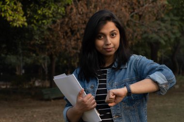 Time Girl Image Kolejli Hintli