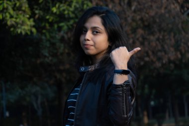 Profesyonel kız imajı elini kullanarak bir şey gösteriyor