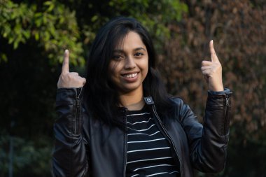 Profesyonel kız imajı elini kullanarak bir şey gösteriyor