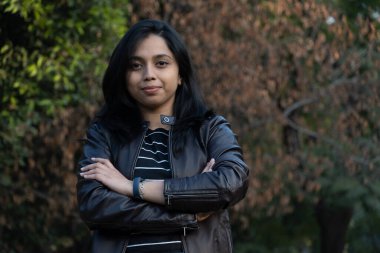 Hintli genç kız imajı katlanan el