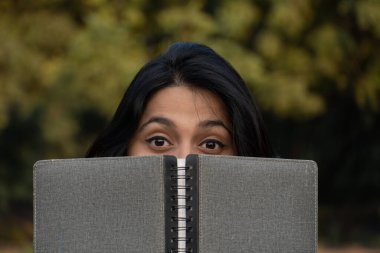 Kitap okuma ve yazma konseptiyle hayal ettiğim üniversite öğrencisi.